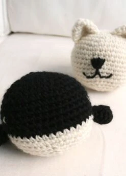 Whale & Cat Amigurumi -We Are Knitters Sales crochet kit petite wool decor whale cat EN 05