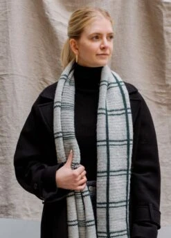 Smuk Scarf -We Are Knitters Sales knitting kit meriwool smuk scarf en 04