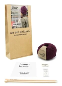 Bouncy Beanie -We Are Knitters Sales knitting kit squishy yarn wool bouncy beanie en 03
