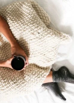 Udon Blanket XXL -We Are Knitters Sales knitting kit wool decor udon blanket xxl 01