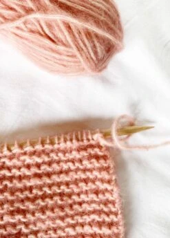 The Double Trouble Yarn Dusty Pink -We Are Knitters Sales knitting skein alpaca cotton dusty pink en 02