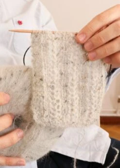 The Fuzzy Yarn Marbled Natural -We Are Knitters Sales skein knitting alpaca wool fuzzy yarn marbled natural en 04