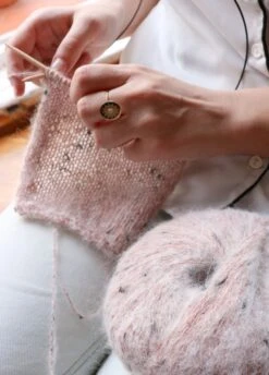 The Fuzzy Yarn Marbled Pink -We Are Knitters Sales skein knitting alpaca wool fuzzy yarn marbled pink en 04