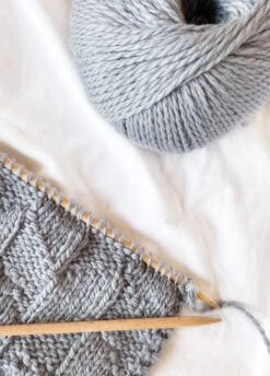 The Squishy Yarn Grey -We Are Knitters Sales skein knitting merino wool alpaca squishy yarn grey en 04