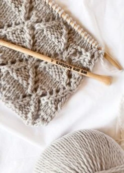 The Squishy Yarn Pearl -We Are Knitters Sales skein knitting merino wool alpaca squishy yarn pearl en 04