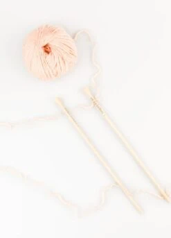 The Wave Wool Salmon -We Are Knitters Sales skein wave salmon en 04