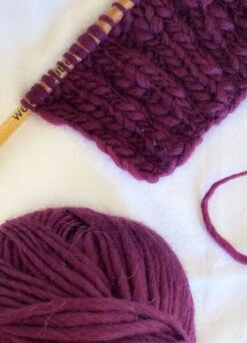 The Wave Wool Bordeaux -We Are Knitters Sales skeins knitting wave wool bordeaux en 04