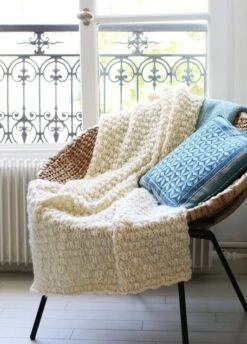 The Fluffy Blanket X @morganemathieu -We Are Knitters Sales strickset wave wool decke the fluffy blanket DE 05 1